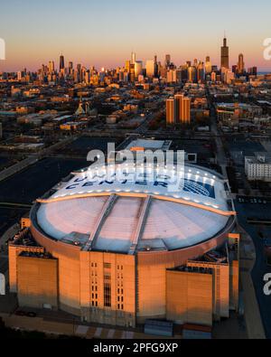 Nahaufnahme des United Center von oben bei Sunset in Chicago, Illinois Stockfoto