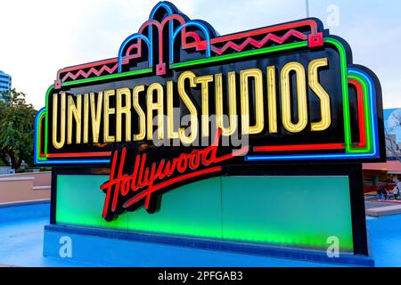 LOS ANGELES, KALIFORNIEN - 19. JANUAR 2023: Universal Studios Hollywood Schild am Ausgang des Parks Stockfoto