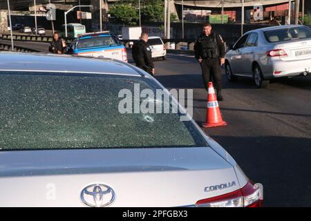 Rio de Janeiro, Rio de Janeiro, Brasilien. 17. März 2023. (INT) versuchter Raubüberfall in Rio de Janeiro. 17. März 2023, Rio de Janeiro, Brasilien: Ein Toyota Corolla wurde bei einem Raubüberfall heute Morgen auf dem Abstieg des Gasometer-Viadukts auf der Av. Brasilien, eine Person wurde erschossen, bis jetzt ist der Gesundheitszustand des Opfers noch nicht bekannt. (Kreditbild: © Jose Lucena/TheNEWS2 via ZUMA Press Wire) NUR REDAKTIONELLE VERWENDUNG! Nicht für den kommerziellen GEBRAUCH! Stockfoto