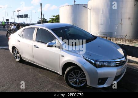 Rio de Janeiro, Rio de Janeiro, Brasilien. 17. März 2023. (INT) versuchter Raubüberfall in Rio de Janeiro. 17. März 2023, Rio de Janeiro, Brasilien: Ein Toyota Corolla wurde bei einem Raubüberfall heute Morgen auf dem Abstieg des Gasometer-Viadukts auf der Av. Brasilien, eine Person wurde erschossen, bis jetzt ist der Gesundheitszustand des Opfers noch nicht bekannt. (Kreditbild: © Jose Lucena/TheNEWS2 via ZUMA Press Wire) NUR REDAKTIONELLE VERWENDUNG! Nicht für den kommerziellen GEBRAUCH! Stockfoto