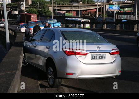 Rio de Janeiro, Rio de Janeiro, Brasilien. 17. März 2023. (INT) versuchter Raubüberfall in Rio de Janeiro. 17. März 2023, Rio de Janeiro, Brasilien: Ein Toyota Corolla wurde bei einem Raubüberfall heute Morgen auf dem Abstieg des Gasometer-Viadukts auf der Av. Brasilien, eine Person wurde erschossen, bis jetzt ist der Gesundheitszustand des Opfers noch nicht bekannt. (Kreditbild: © Jose Lucena/TheNEWS2 via ZUMA Press Wire) NUR REDAKTIONELLE VERWENDUNG! Nicht für den kommerziellen GEBRAUCH! Stockfoto