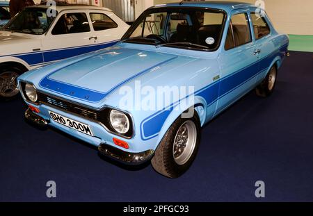 Dreiviertel Vorderansicht eines Blue and White Ford Escort RS200, Mk1, ausgestellt auf der London Classic Car Show 2023. Stockfoto