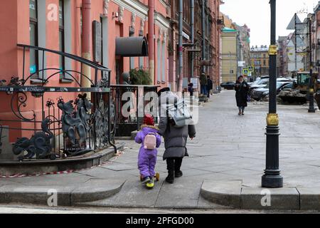 Sankt Petersburg, Russland. 16. März 2023. Eine Frau mit ihrem Kind läuft durch die Straßen von St. Petersburg. Kredit: SOPA Images Limited/Alamy Live News Stockfoto