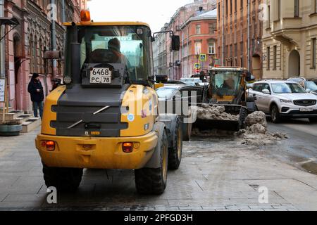 Sankt Petersburg, Russland. 16. März 2023. Traktoren entfernen Schnee von der Straße im Zentrum von Sankt Petersburg. Kredit: SOPA Images Limited/Alamy Live News Stockfoto