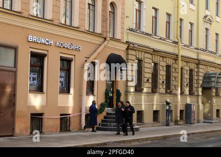 Sankt Petersburg, Russland. 16. März 2023. Die Menschen gehen die Straße entlang in der Altstadt von Sankt Petersburg. Kredit: SOPA Images Limited/Alamy Live News Stockfoto