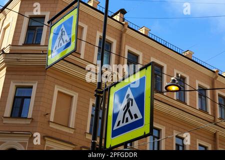 Sankt Petersburg, Russland. 16. März 2023. Fußgängerschilder im Zentrum von St. Petersburg. (Foto: Maksim Konstantinov/SOPA Images/Sipa USA) Guthaben: SIPA USA/Alamy Live News Stockfoto