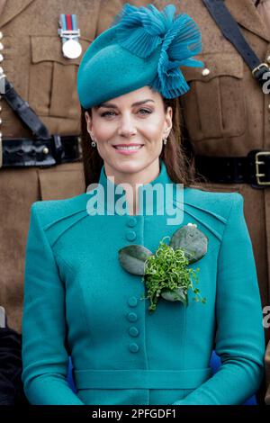 Die Prinzessin von Wales lächelt, während sie sich für ein Gruppenfoto bei einem Besuch der 1. Battalion Irish Guards für die St. Patrick's Day Parade in der Mons Barracks in Aldershot setzt. Foto: Freitag, 17. März 2023. Stockfoto