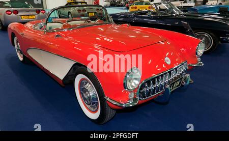 Dreiviertel Vorderansicht eines roten, 1957 Chevrolet Corvette C1 Cabriolets, ausgestellt auf der London Classic Car Show 2023 Stockfoto