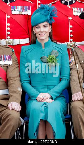 Die Prinzessin von Wales lächelt, während sie sich für ein Gruppenfoto bei einem Besuch der 1. Battalion Irish Guards für die St. Patrick's Day Parade in der Mons Barracks in Aldershot setzt. Foto: Freitag, 17. März 2023. Stockfoto