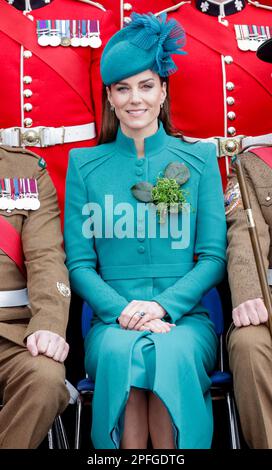 Die Prinzessin von Wales lächelt, während sie sich für ein Gruppenfoto bei einem Besuch der 1. Battalion Irish Guards für die St. Patrick's Day Parade in der Mons Barracks in Aldershot setzt. Foto: Freitag, 17. März 2023. Stockfoto