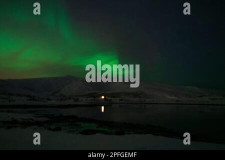 nordlichter der aurora borealis bei einem mşsty-Wetter in tromso, norwegen Stockfoto
