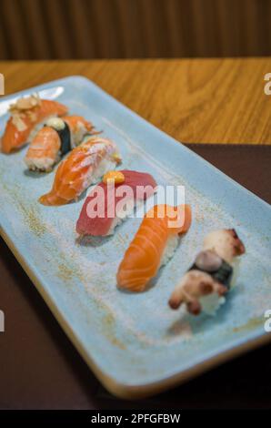 Kombiniert mit verschiedenen hochwertigen japanischen Sushi ( Niguiri) auf einem eleganten Teller. Stockfoto