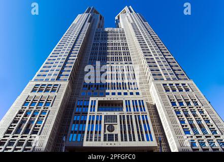 Tokyo Metropolitan Government Building mit blauem Himmel an warmen sonnigen Tagen Stockfoto