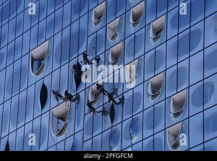 Hamburg, Deutschland. 17. März 2023. Fensterreiniger reinigen die Glasfassade der Konzerthalle Elbphilharmonie in HafenCity. Kredit: Marcus Brandt/dpa/Alamy Live News Stockfoto