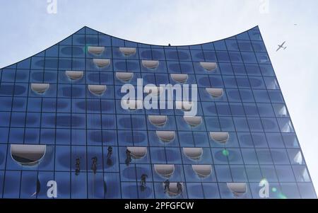Hamburg, Deutschland. 17. März 2023. Fensterreiniger reinigen die Glasfassade der Konzerthalle Elbphilharmonie in HafenCity. Kredit: Marcus Brandt/dpa/Alamy Live News Stockfoto