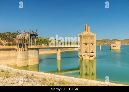 Der Sidi Salem Dam, ein beeindruckendes Wassermanagementsystem in Beja, Tunesien. Nordafrika Stockfoto