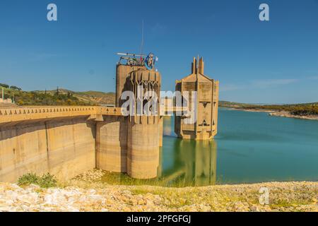 Der Sidi Salem Dam, ein beeindruckendes Wassermanagementsystem in Beja, Tunesien. Nordafrika Stockfoto