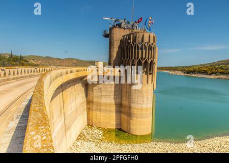 Der Sidi Salem Dam, ein beeindruckendes Wassermanagementsystem in Beja, Tunesien. Nordafrika Stockfoto