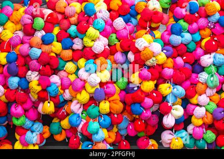 KYOTO - 01. JANUAR: Bunte Kukurizaru-Bälle in einem Tempel in Kyoto am 03. Januar. 2017 in Japan Stockfoto