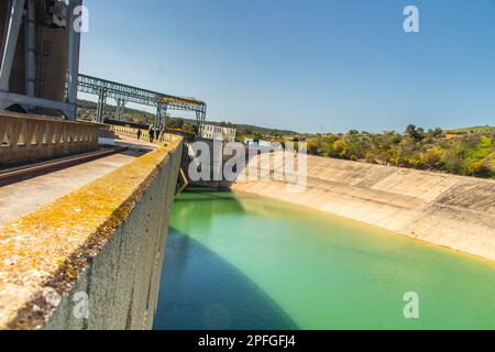 Der Sidi Salem Dam, ein beeindruckendes Wassermanagementsystem in Beja, Tunesien. Nordafrika Stockfoto