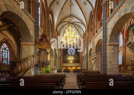 Altar und Schiff im Bremer Dom - Bremen, Deutschland Stockfoto