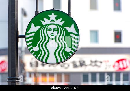 KOBE - 04. JANUAR: Neues Logo für Starbucks Café mit Meerjungfrau in Kobe am 04. Januar. 2017 in Japan Stockfoto