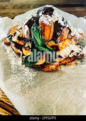 Frisch gebackene Croissants mit Schokolade und Banane. Köstliches Frühstück Stockfoto