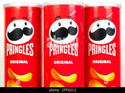 WARSCHAU - 05. MÄRZ: Rote lange Röhren mit Pringles-Logo, origineller Geschmack, am 05. März in einem Regal in Warschau. 2023 in Polen. Pringles ist ein amerikanisches br Stockfoto