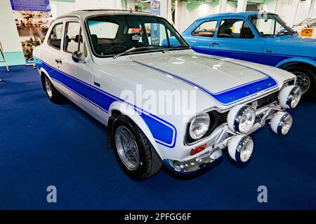 Dreiviertel Vorderansicht eines Ford Escort RS2000 Mark 1, ausgestellt auf der London Classic Car Show 2023. Stockfoto