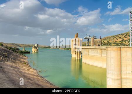 Der Sidi Salem Dam, ein beeindruckendes Wassermanagementsystem in Beja, Tunesien. Nordafrika Stockfoto