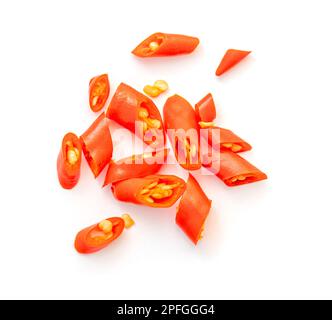 Haufen gehackter Chilipfeffer mit isolierten Samen auf weißem Boden, Draufsicht Stockfoto