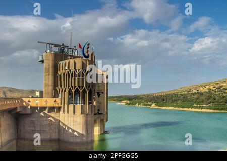 Der Sidi Salem Dam, ein beeindruckendes Wassermanagementsystem in Beja, Tunesien. Nordafrika Stockfoto