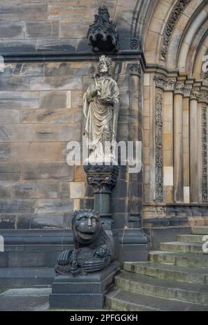 Skulptur von König David vor dem Bremer Dom - Bremen, Deutschland Stockfoto