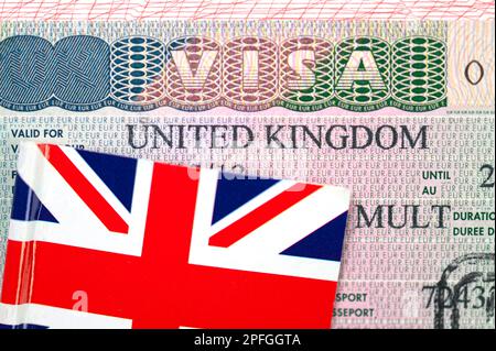 Nahaufnahme des Visums des Vereinigten Königreichs im Pass mit der Flagge des Vereinigten Königreichs, konzeptionelles politisches Bild Stockfoto