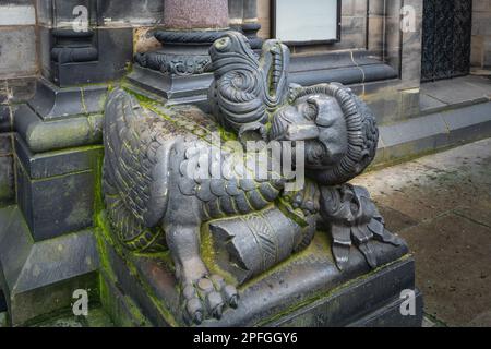 Löwe mit einer Drachen-Skulptur vor dem Bremer Dom - Bremen, Deutschland Stockfoto