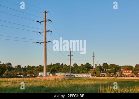 Hochspannungsleitung, an Metallmasten. Stockfoto