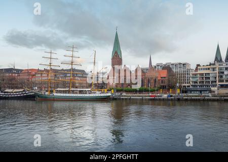 Skyline von Bremen mit Weser River und St. Martin Church - Bremen, Deutschland Stockfoto