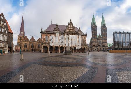 Panoramablick auf den Marktplatz mit Kathedrale, Altes Rathaus und Frauenkirche - Bremen, Deutschland Stockfoto