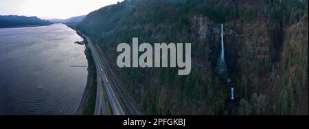 Die über 600 m hohen Multnomah Falls liegen auf der Oregon-Seite der Columbia River Gorge, nur etwa 30 km östlich von Portland. Stockfoto