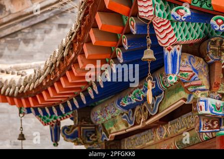 Kunstvoll verzierte und farbenfrohe Dächer mit Ornamenten und spektakulären Dekorationen im Kumbum Jampaling Kloster, Xining, China Stockfoto