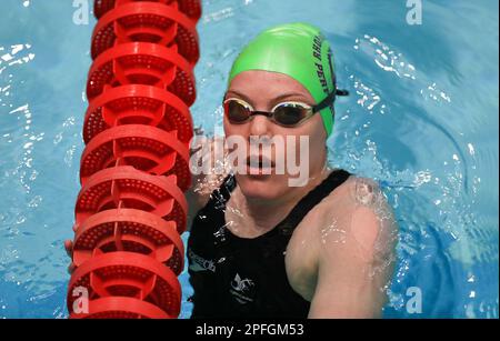 Rebecca Lewis aus Großbritannien in Aktion während der Damen MC 100m Backstroke Heats am zweiten Tag der Citi para Swimming World Series in Ponds Forge, Sheffield. Stockfoto
