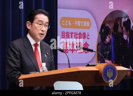 Tokio, Japan. 17. März 2023. Der japanische Premierminister Fumio Kishida spricht auf einer Pressekonferenz in seinem offiziellen Wohnsitz in Tokio über seine Politik der Eltern. Kredit: SOPA Images Limited/Alamy Live News Stockfoto