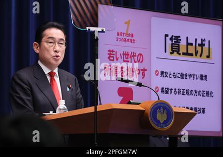 Tokio, Japan. 17. März 2023. Der japanische Premierminister Fumio Kishida spricht auf einer Pressekonferenz in seinem offiziellen Wohnsitz in Tokio über seine Politik der Eltern. Kredit: SOPA Images Limited/Alamy Live News Stockfoto