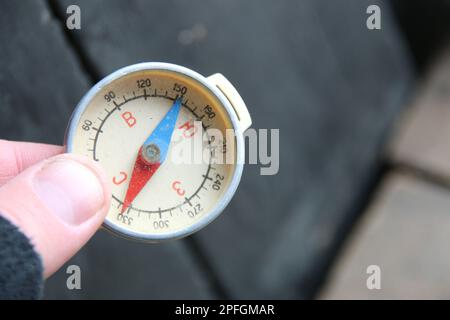 Ein Reisender, der den Kompass in der Hand hält Stockfoto