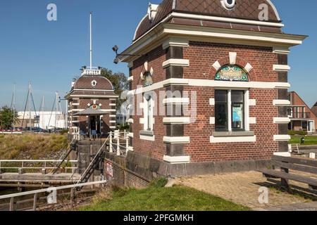 Altes Schloss- und Brückenwärterhaus bei der 'Lemstersluis', eine Schleuse in der friesischen Stadt Lemmer. Stockfoto