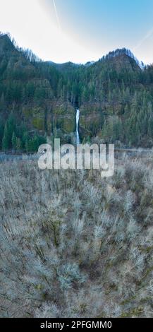 Die schönen Horsetail Falls liegen auf der Oregon-Seite der landschaftlich schönen Columbia River Gorge, nur etwa 30 Minuten Fahrt östlich von Portland. Stockfoto