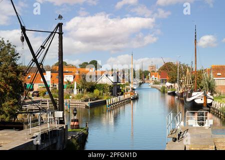 Stadtbild der Stadt Workum mit Blick auf den Hafen und den alten Turm der Grote oder Sint-Gertrudiskerk in Friesland. Stockfoto