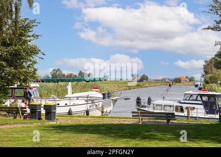 Freizeitboote auf den Kanälen und Seen von Friesland in der Nähe des Dorfes Sloten in den Niederlanden Stockfoto