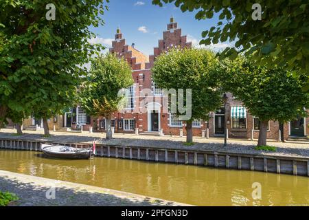 Malerische Häuser entlang des Kanals in der befestigten Stadt Sloten in der Provinz Friesland. Stockfoto