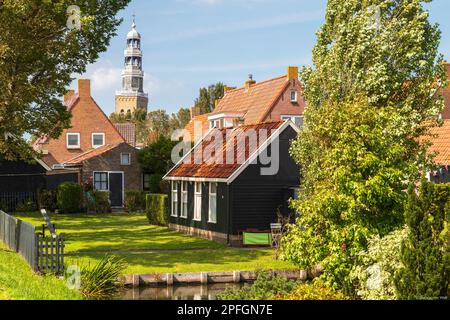 Blick auf den Kirchturm der kleinen malerischen Stadt Hindeloopen in Friesland in den Niederlanden. Stockfoto